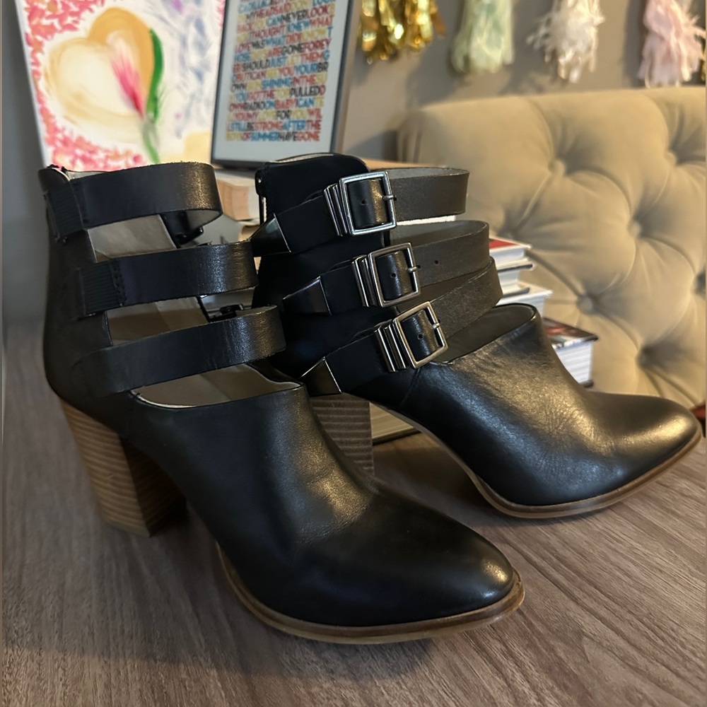 Seychelles Haywire Booties in black leather size 9
